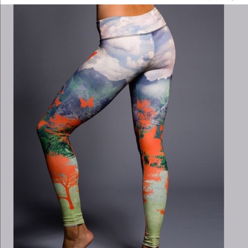Onzie Free Fly Orange Butterfly Mountain Leggings size S/M